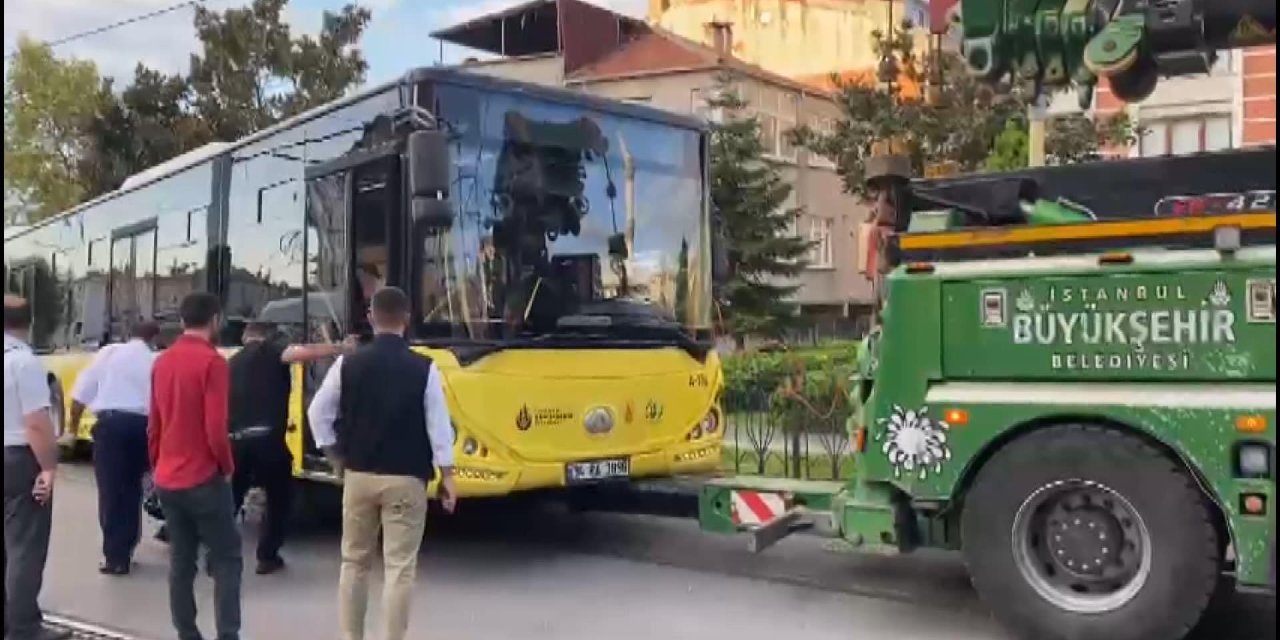 İETT otobüsü tramvay hattında kaza yaptı