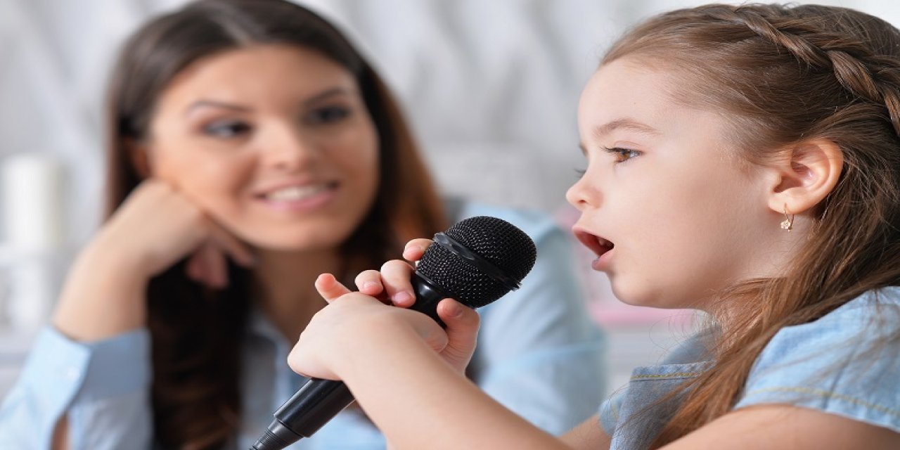 Çocuğun şarkı söylerken zorlanması ses bozukluğuna işaret edebilir