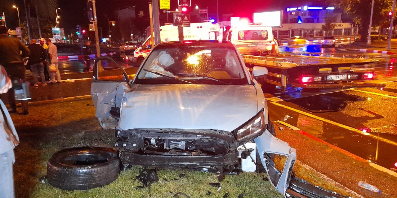 Fatih'te otomobil tur otobüsüne çarptı: 2 yaralı