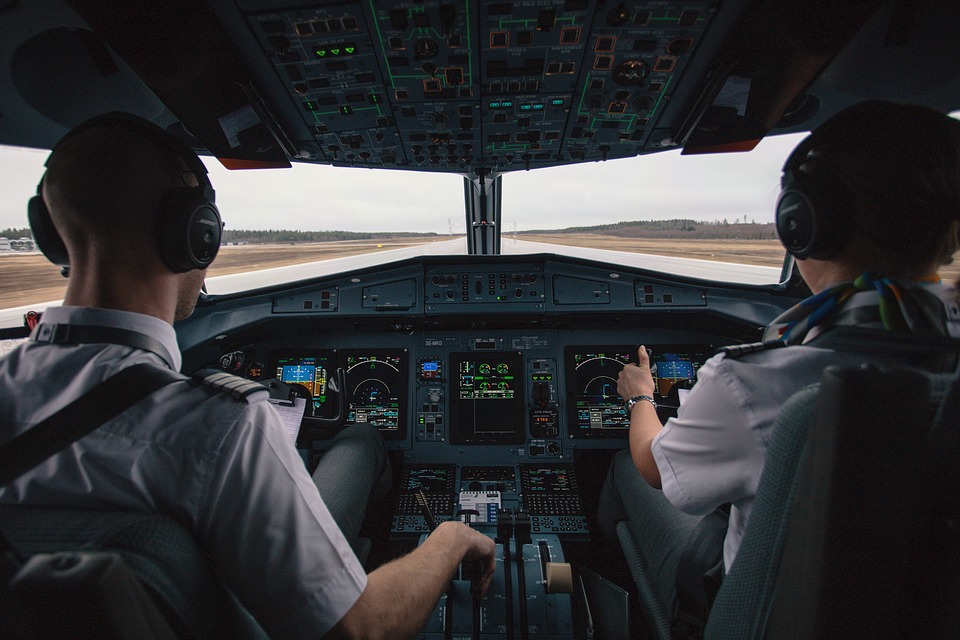 Lazer ışığına tutulan pilot görme kaybı yaşayınca uçak acil iniş yaptı