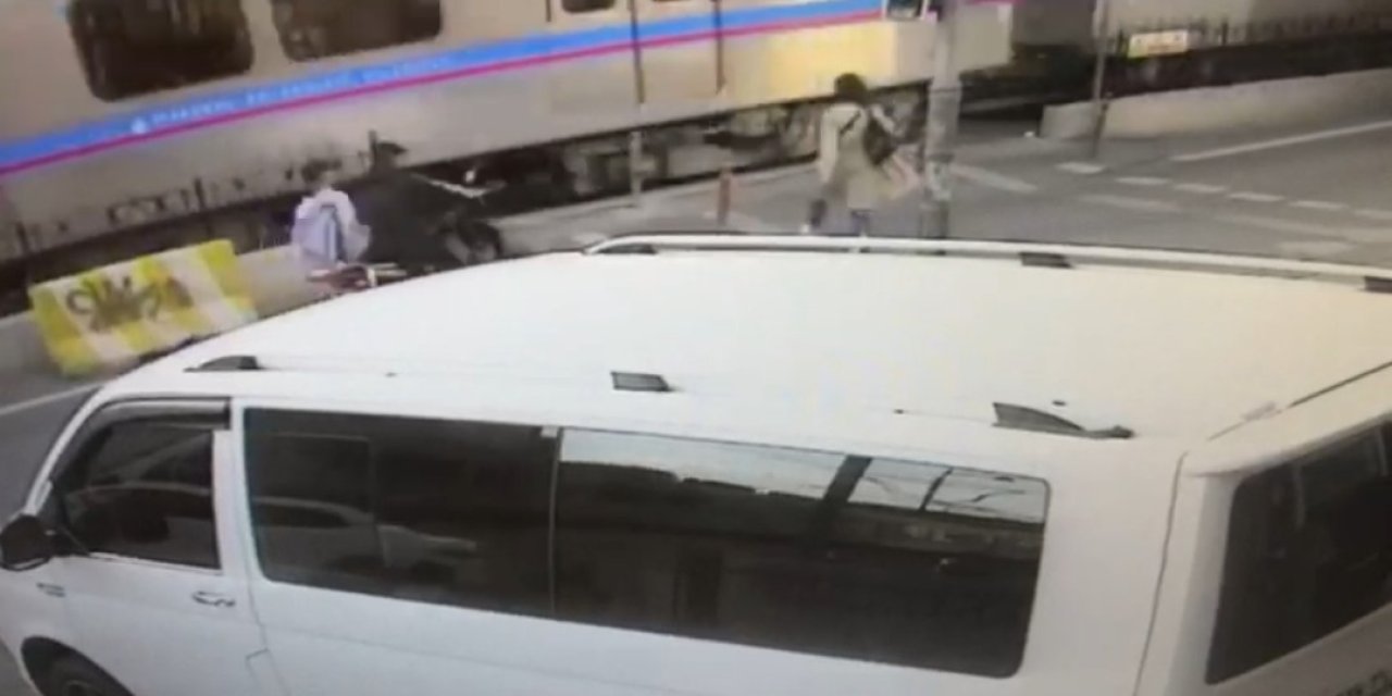 Sultangazi'de tramvaya çarpan motosikletteki metrelerce sürüklendi