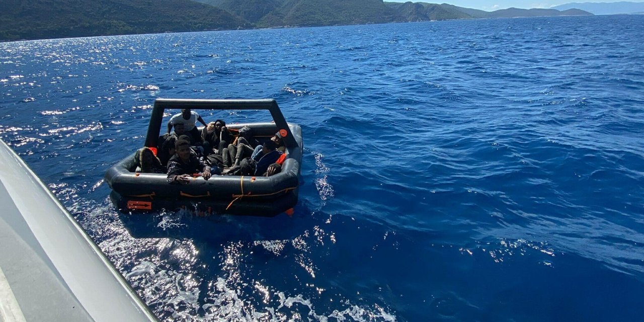 Kuşadası açıklarında Yunan unsurlarının ittiği 13 göçmen kurtarıldı