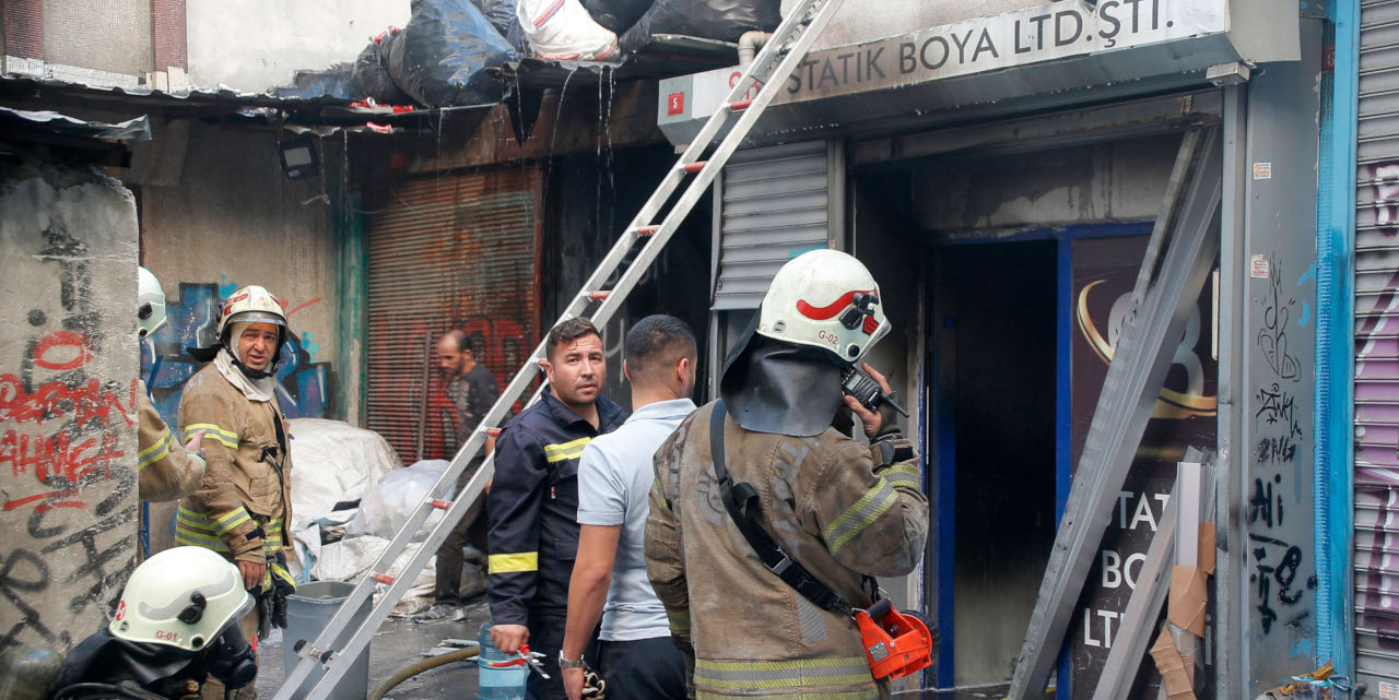 Beyoğlu'nda boya imalathanesinde yangın