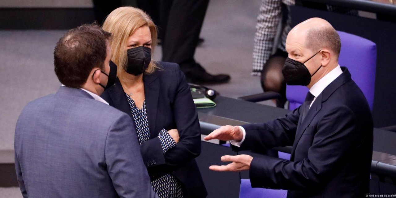 Almanya'da Başbakan ve İçişleri Bakanı koronaya yakalandı