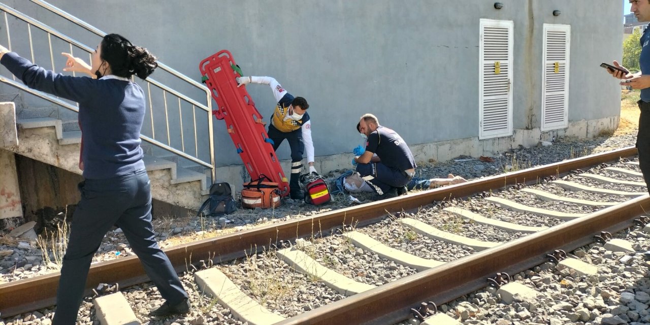 İZBAN istasyonunda raylara yaklaşan kadına yük treni çarptı