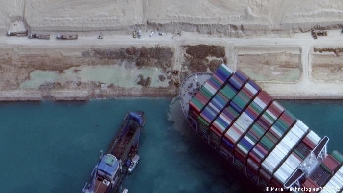 Süveyş Kanalı'nda karaya oturan "Ever Given" kurtarıldı