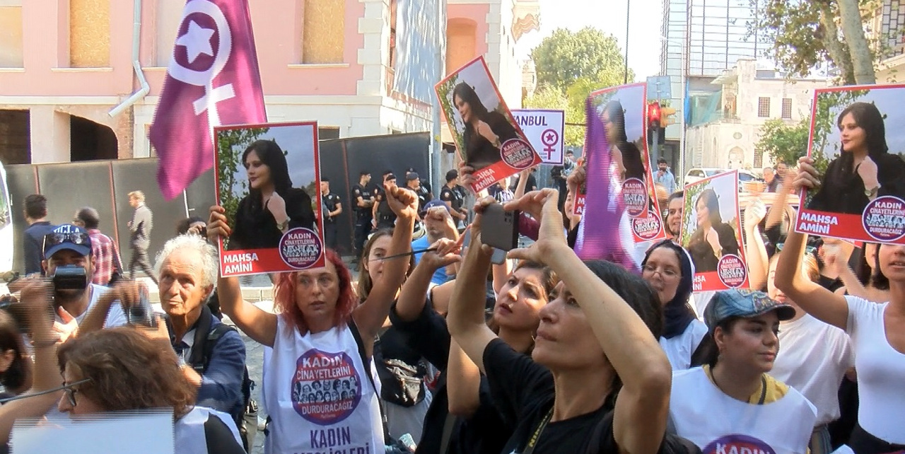 İstanbul'da Mahsa Amini protestosu: 'İran bize uzak diye düşünmeyin'