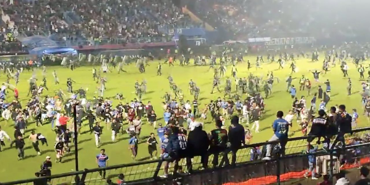Endonezya'da futbol maçında izdiham: En az 174 ölü