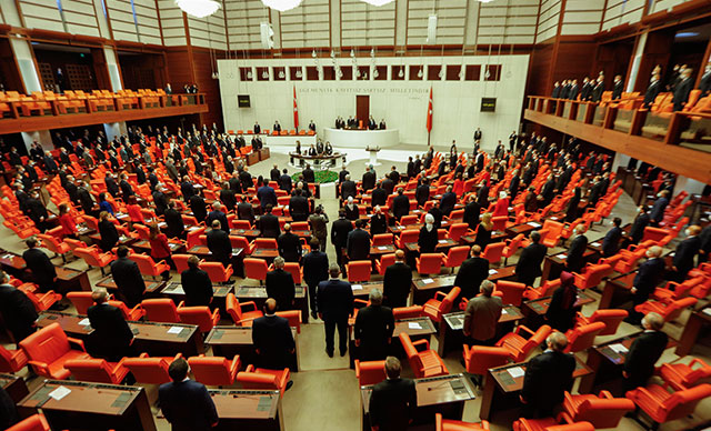 Anket: AKP'lilerin yüzde 53'ü, MHP'lilerin yüzde 89'u "Kararlar Meclis'te alınsın" diyor