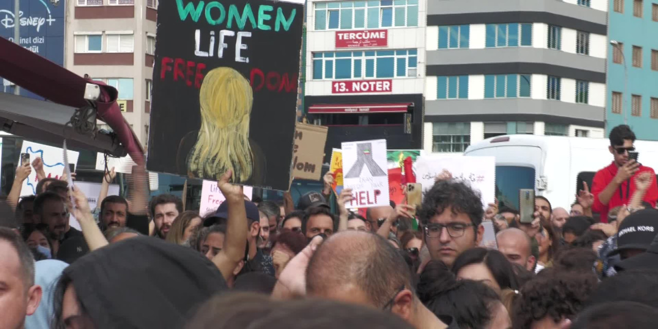 Kadınlardan İstanbul'da Mahsa Amini eylemi: Başörtüsü yakıldı