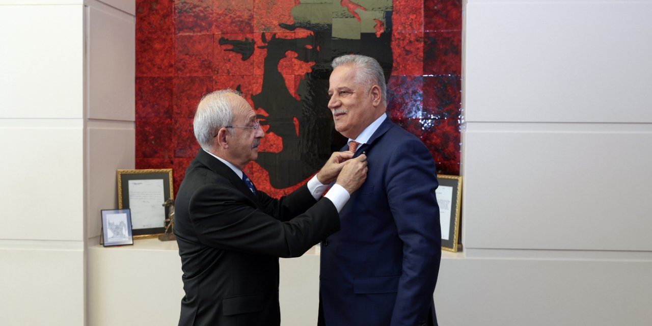 AKP'nin kurucu üyelerinden eski milletvekili Öztunç CHP'ye katıldı