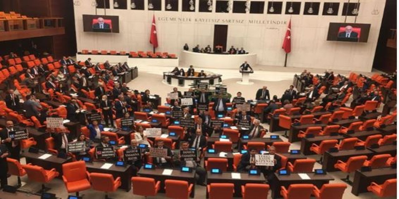 TBMM Genel Kurulu'nda 'sansür yasası' protestosu