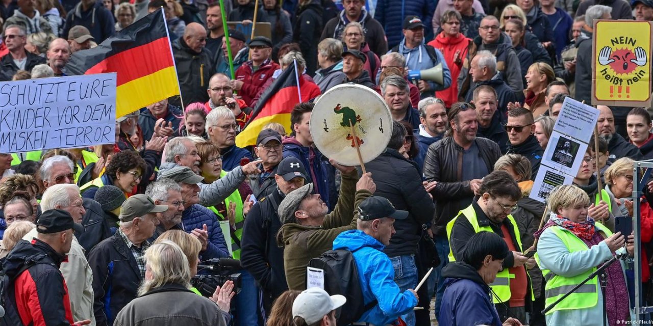 Almanya'da protestolar: 100 binden fazla kişi sokağa çıktı