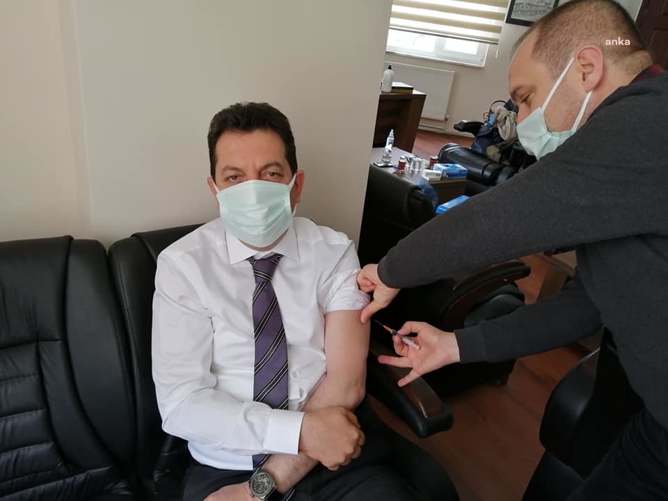 AKP'li Belediye Başkanı başhekimi makamına çağırarak Covid - 19 aşısını yaptırdı