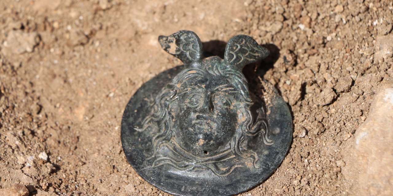 Perre Antik Kenti'nde 1800 yıllık bronz madalya bulundu