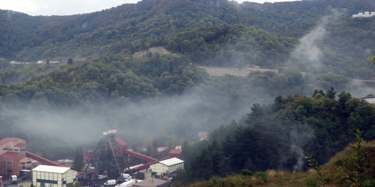 Bartın'da  son durum: Madende yangın sürüyor, aileler hastane önünde iyi bir haber bekliyor