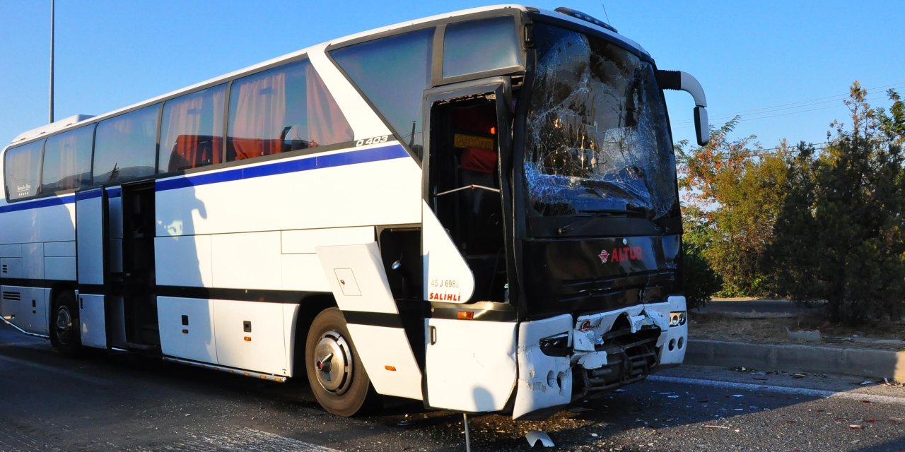 Hatalı sollama ile başlayan zincirleme kaza: 24 yaralı