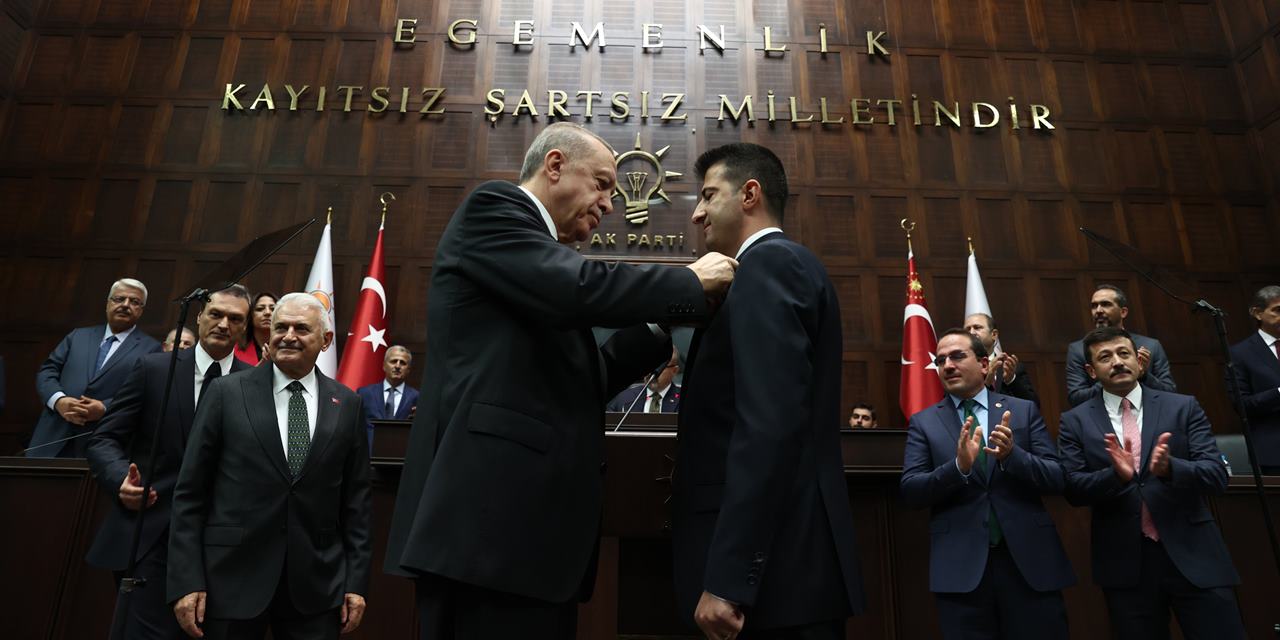 Erdoğan, Mehmet Ali Çelebi'ye rozet taktı