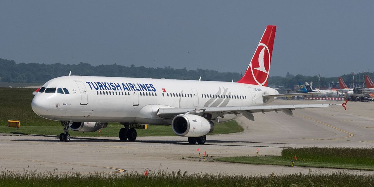 Viyana Havalimanı'nda rüzgar nedeniyle savrulan araç, THY uçağına çarptı
