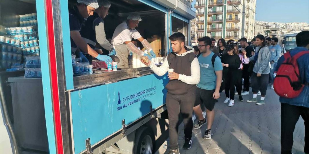 İzmir Büyükşehir Belediyesi öğrencilere ücretsiz yemek dağıtmak istedi,  üniversite yönetimi kapıları kapattı