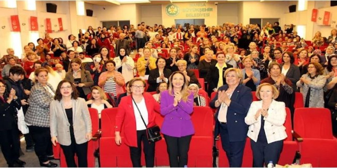 Habersiz AKP’ye üye yapılan 200 kadın törenle CHP’ye geçti