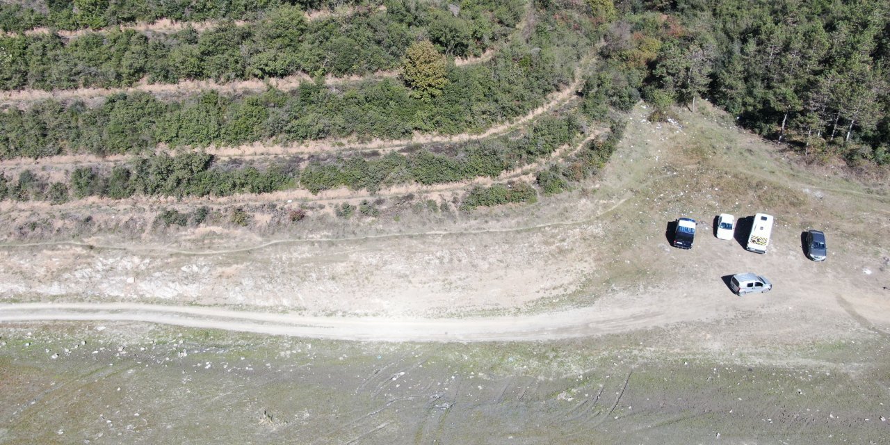 Baraj gölleri kurudu, üzerine arabalar park ediyor