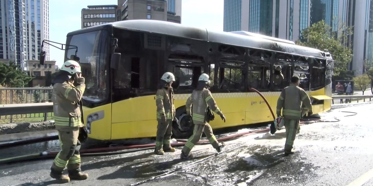 İstanbul Beşiktaş'ta İETT otobüsü alev alev yandı