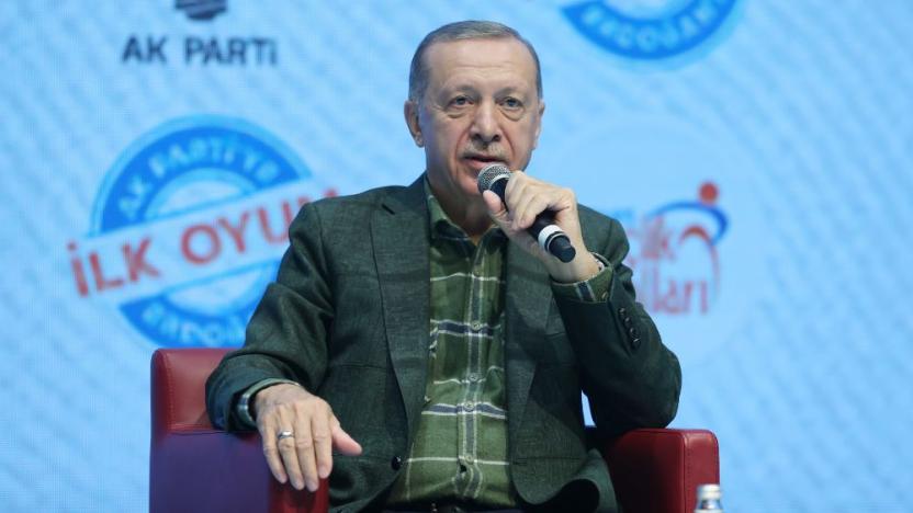Erdoğan, Diyarbakır'da Ahmet Arif'in şiirini okudu
