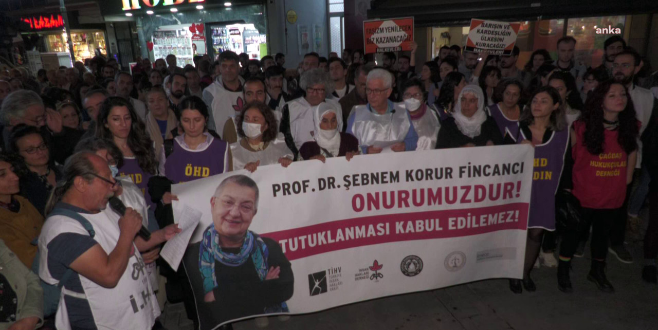 Fincancı'nın tutuklanması İzmir'de protesto edildi: Hukukun çıplak bir şiddet aracı haline geldiğinin açık ifadesidir