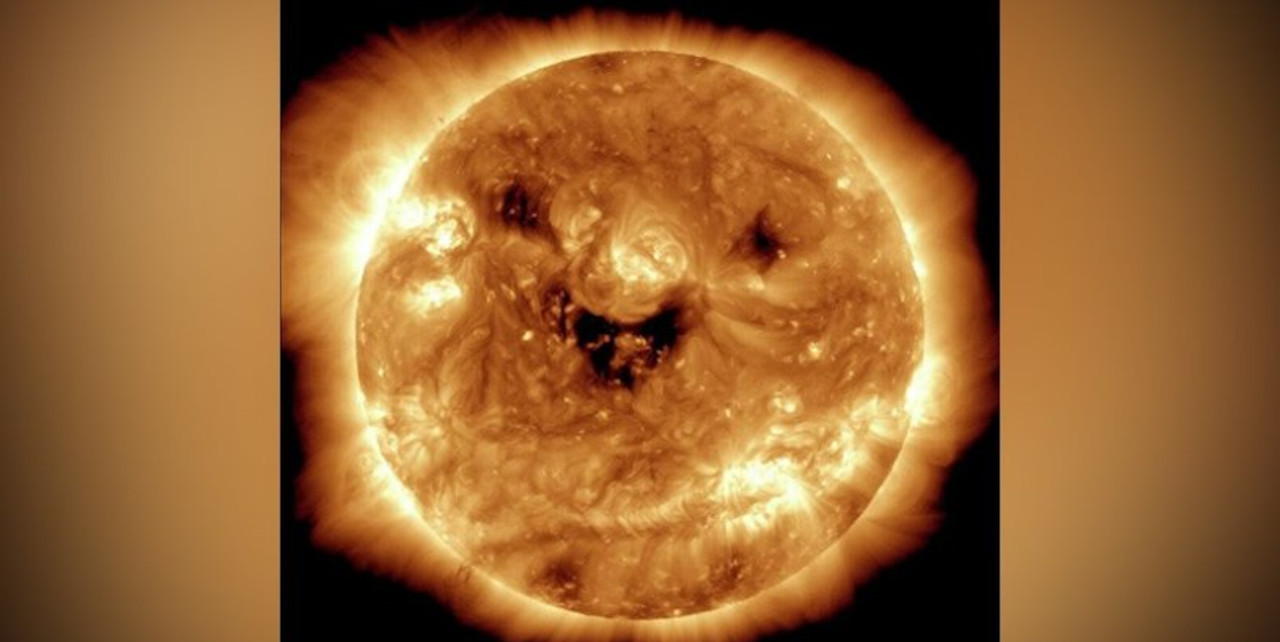 NASA, güneşi 'gülümserken' yakaladı