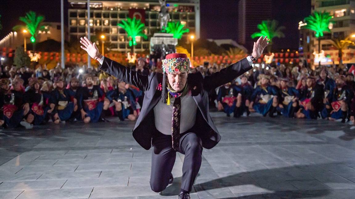 İzmir'de Cumhuriyet kutlamalarında Tunç Soyer zeybek oynadı