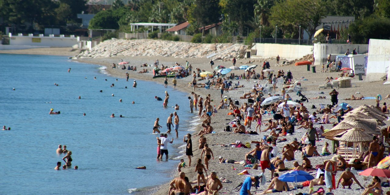 Hava 25 derece: Antalya ve Bodrum'da sahiller doldu