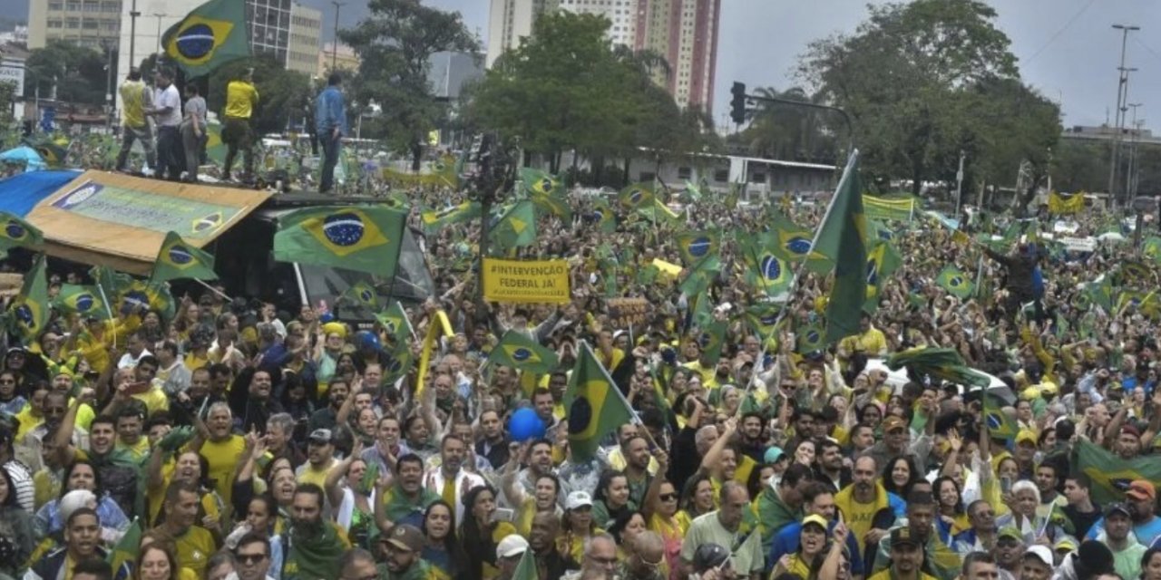 B﻿olsonaro destekçileri kışla önünde  darbe çağrısı yaptı