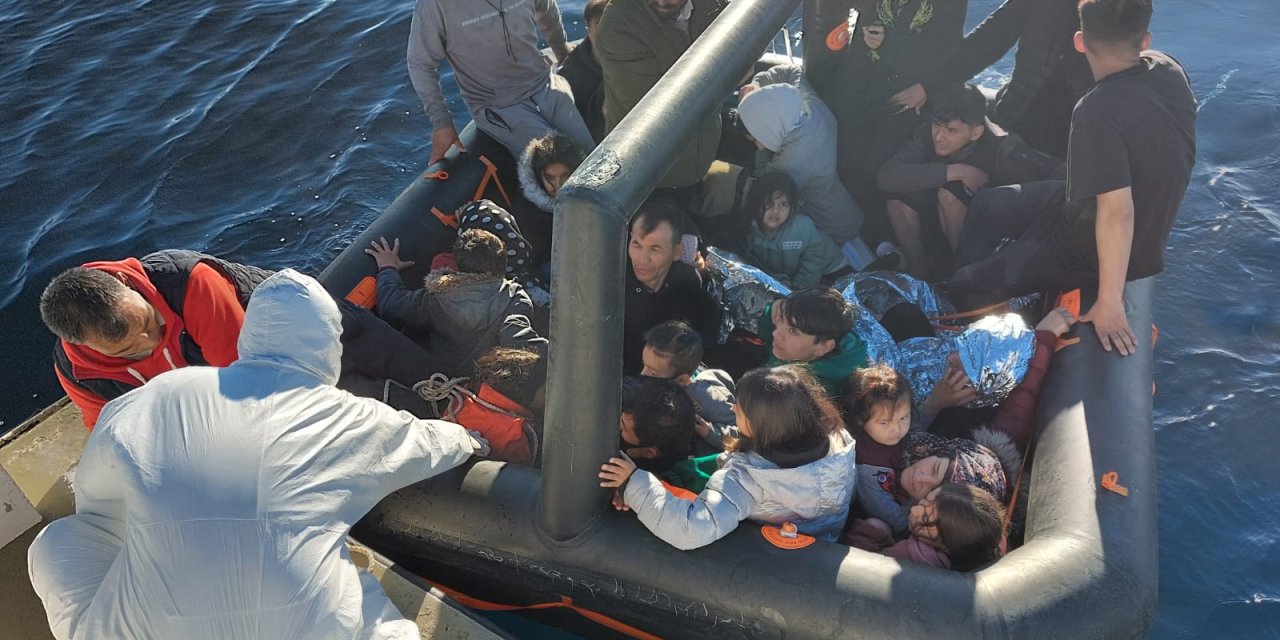İzmir açıklarında mahsur kalan 130 göçmen kurtarıldı