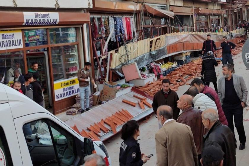 Elazığ Kapalı Çarşı'daki restorasyonda çatı 5 kişinin üstüne çöktü