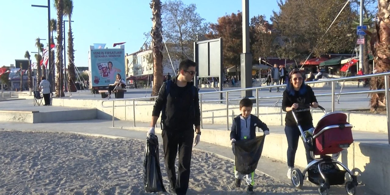 8 yaşındaki Murat'ın sahildeki 'çöp mesaisi': Ailesiyle atıkları topluyor