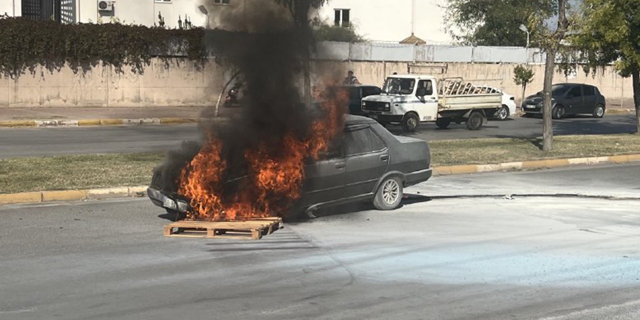 Satış için notere götürmeye hazırlandığı arabası alev alev yandı