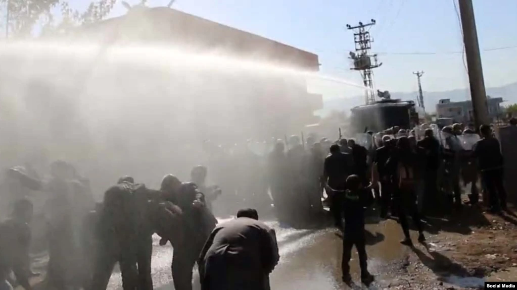Silopi'de 'kimyasal silah' eylemi: Göz yaşartıcı gaz ve tazyikli suyla müdahale edildi