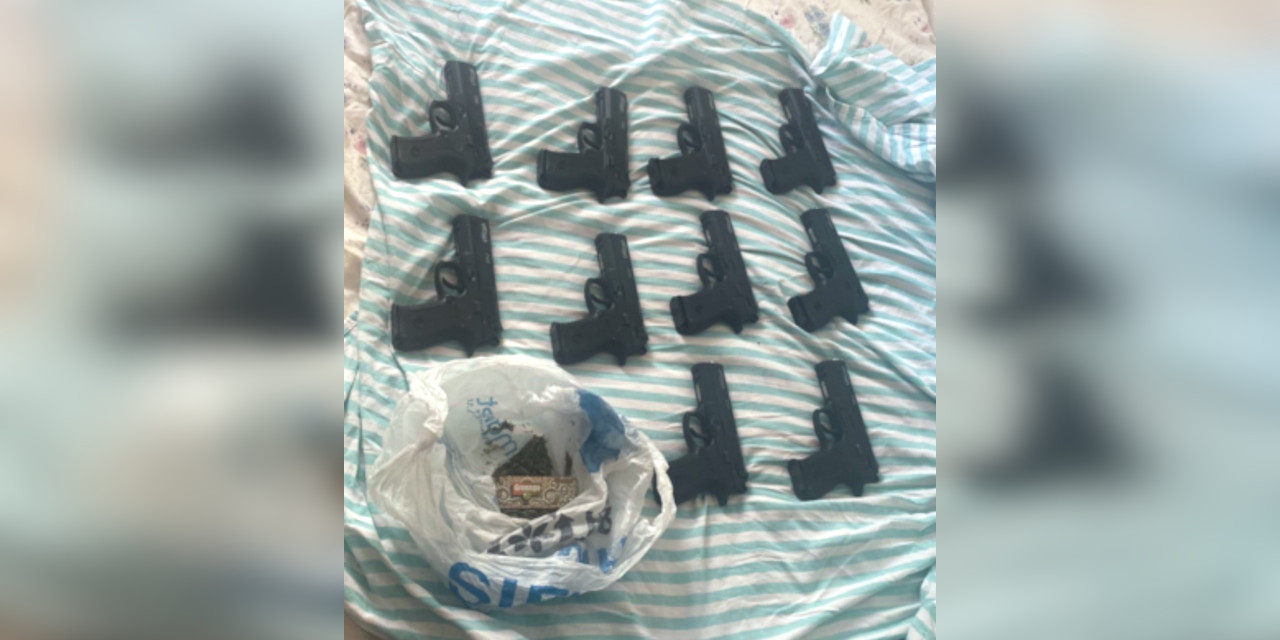 İzmir'de cephanelik gibi eve baskın: 10 tabanca ve uyuşturucu madde bulundu