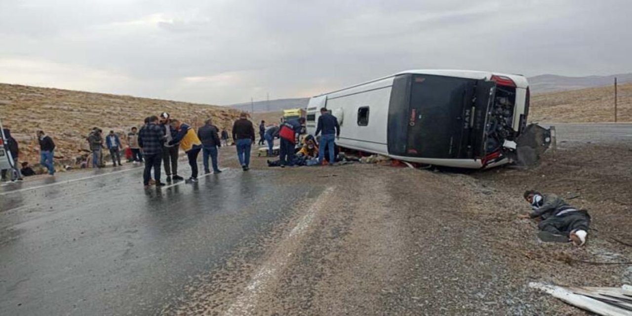 Sivas'ta göçmenleri taşıyan otobüs kaza yaptı: 3 kişi öldü, 27 kişi yaralandı