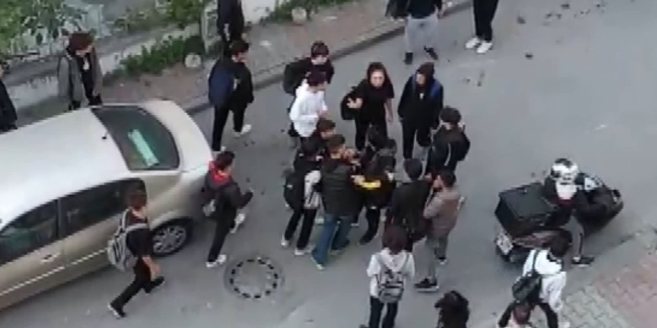 İstanbul'da lise öğrencileri sokak ortasında birbirine girdi