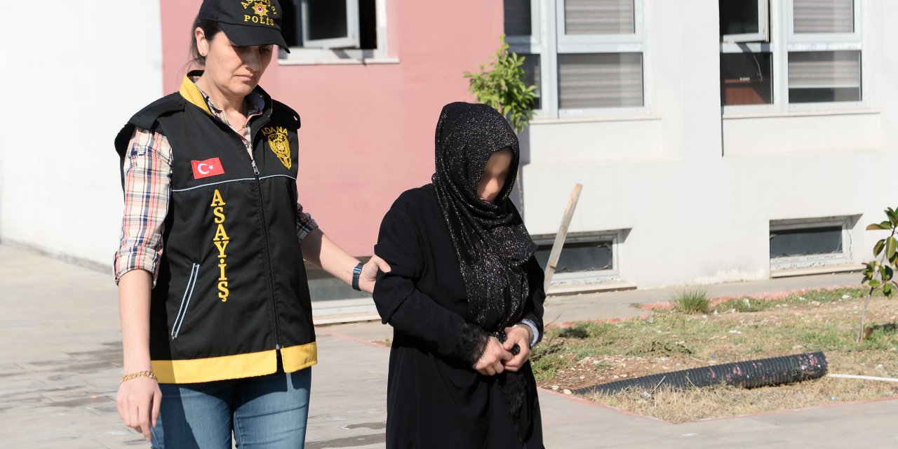 Adana'da yol kenarına bebeğini bırakan anne tutuklandı