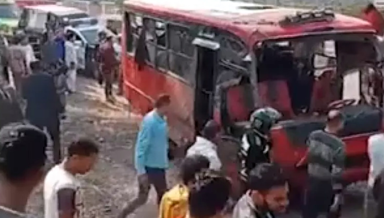 Mısır'da yolcu otobüsü su kanalına düştü: 3'ü çocuk en az 21 ölü