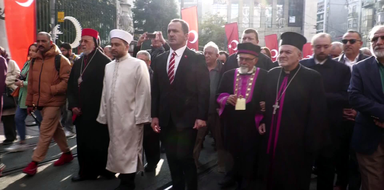 Dini liderler Taksim'de: Terörü şiddetle kınıyoruz