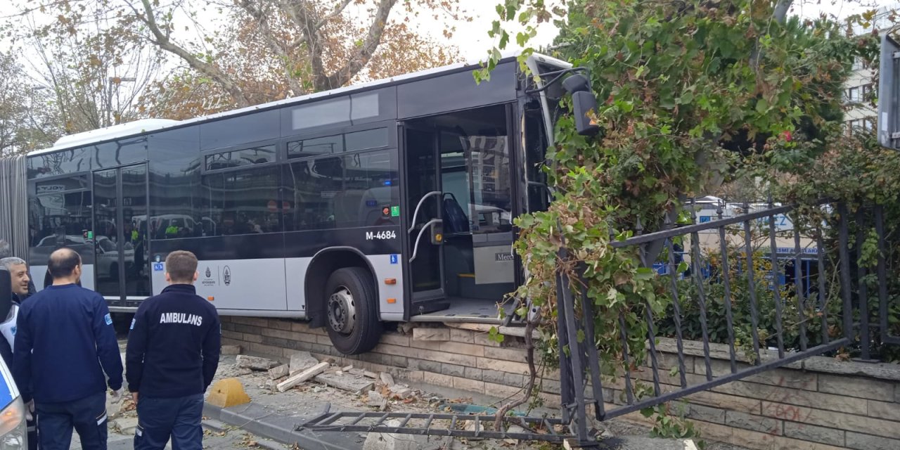 İstanbul'da metrobüs kazası: 2 yaralı