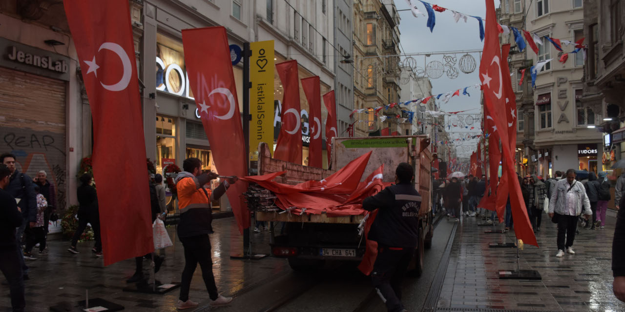 Beyoğlu Belediyesi, İstiklal Caddesi'ndeki platform ve bayrakları kaldırdı