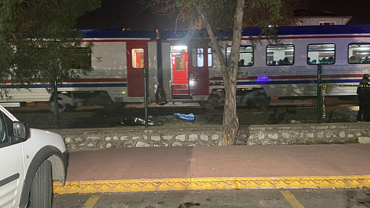 Kulaklıkla müzik dinleyerek scooter süren gence tren çarptı