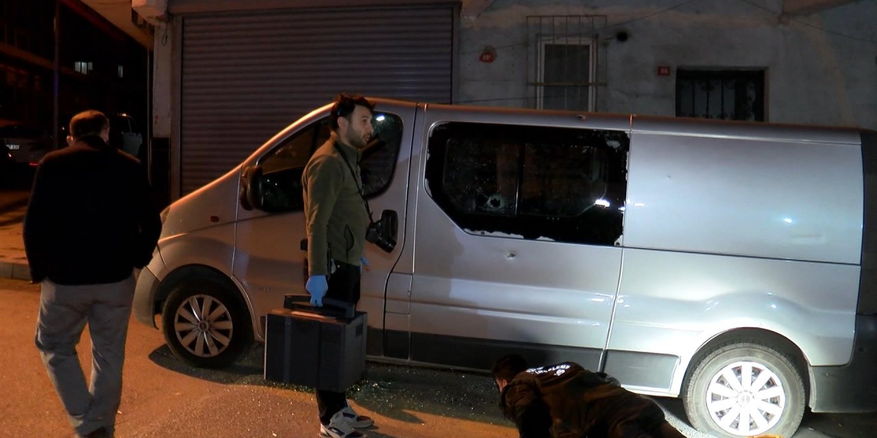 İstanbul'da silahlı kavga: 5 kurşun araca isabet etti