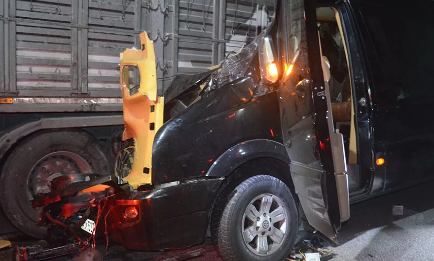 Tiyatro oyuncularının minibüsü tıra çarptı: 3 ölü, 8 yaralı