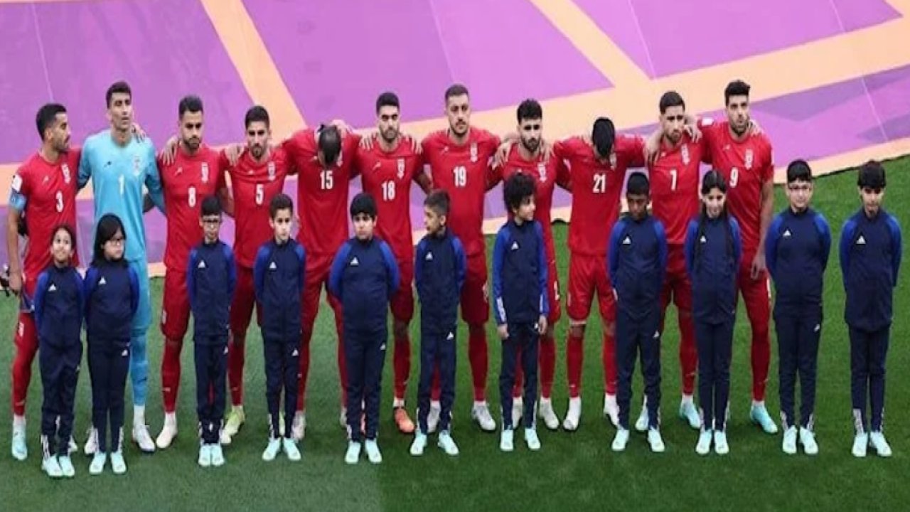 Dünya Kupası'nda İran protestosu: İranlı futbolcular İngiltere maçı öncesi çalınan milli marşa eşlik etmedi